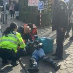 Tanar motociclist ranit la Pitesti ajutat de politisti