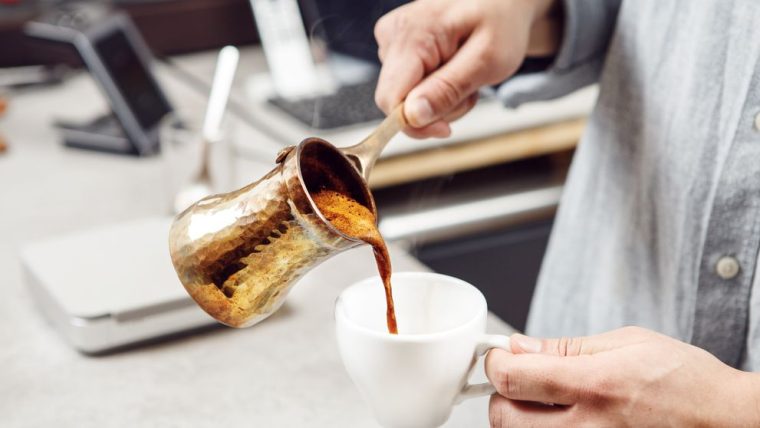Tanara de 26 de ani grav ranita dupa o cafea in Istanbul