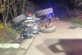 Trei persoane ranite dupa rasturnarea unui tractor