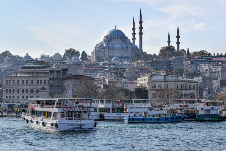 Turisti decedati dupa ce au mancat de la vanzatori stradali in Istanbul