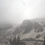 VIDEO Ninsoare si ceata pe munte