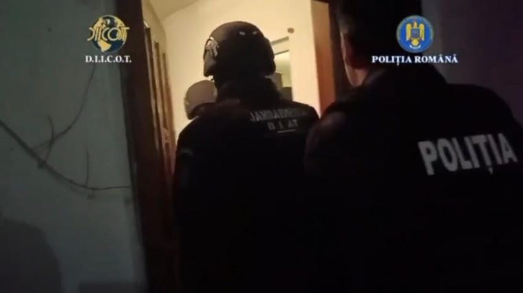 VIDEO Romani si moldoveni falsificau acte in Arges