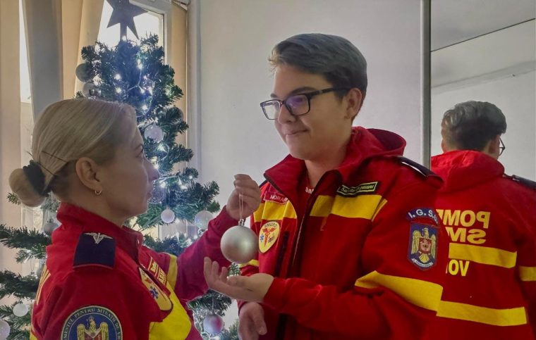 26 de voluntari onorati de ISU Arges pentru merite deosebite