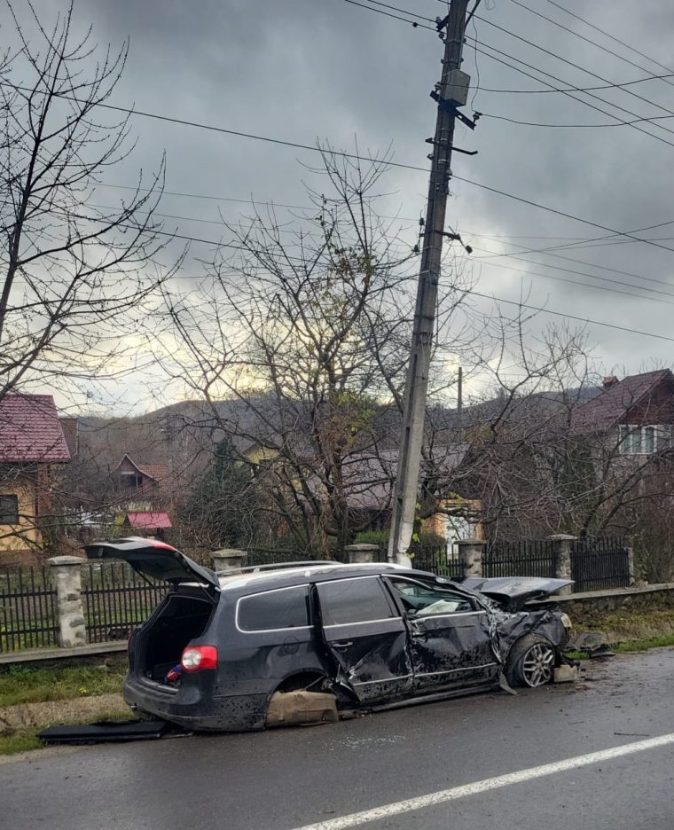 Accident in Arges Leresti Masina a intrat in stalp