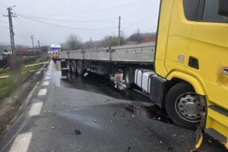 Accident la Draganu Arges Pompierii scot o persoana din masina