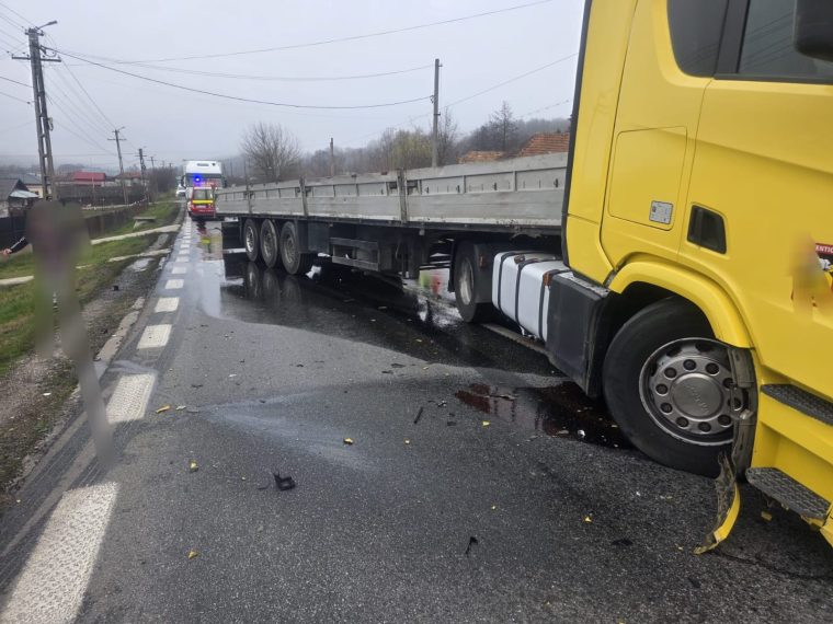 Accident la Draganu Arges Pompierii scot o persoana din masina