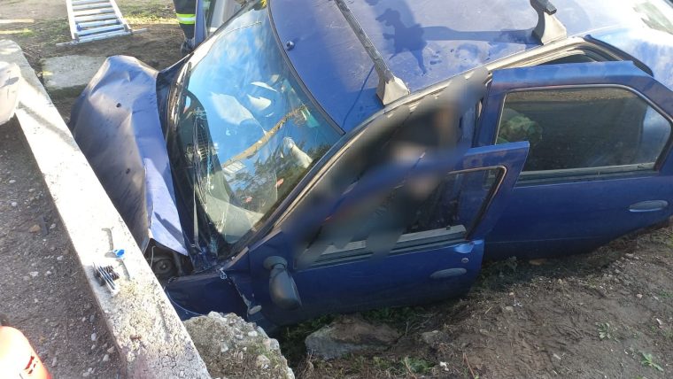 Accident la Primaria Calinesti barbat blocat in masina