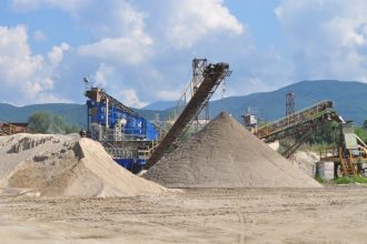 Arges Exploatarea ilegala a agregatelor minerale din rau