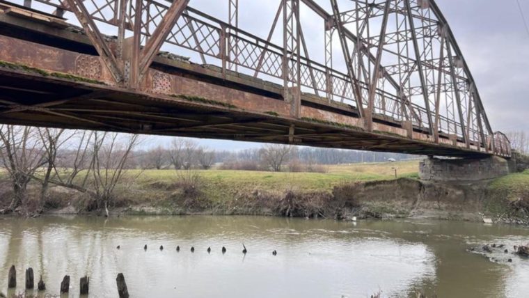 Atentie soferi Pod vechi peste Olt in pericol