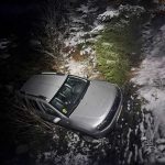 Au cazut cu masina in ripa interventia salvamontistilor