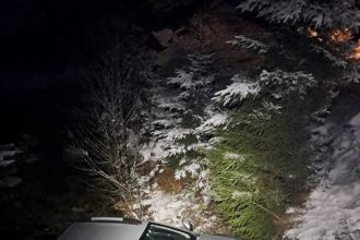 Au cazut cu masina in ripa interventia salvamontistilor