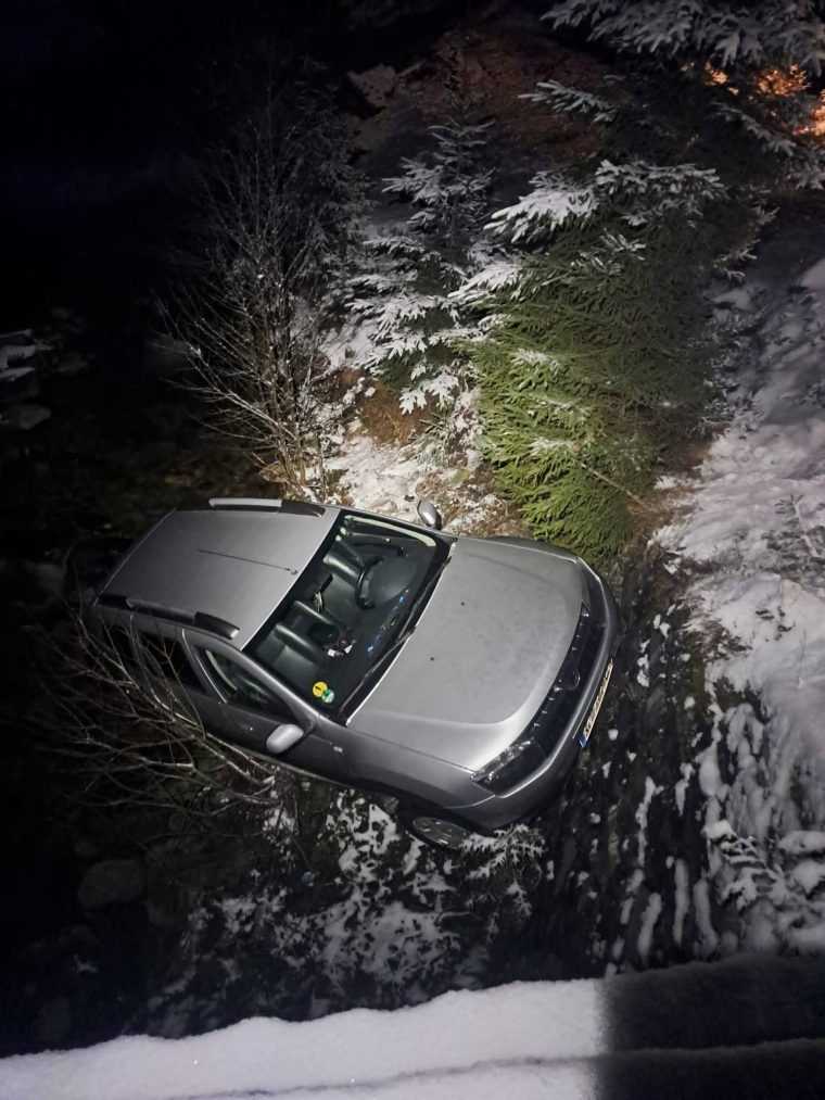 Au cazut cu masina in ripa interventia salvamontistilor