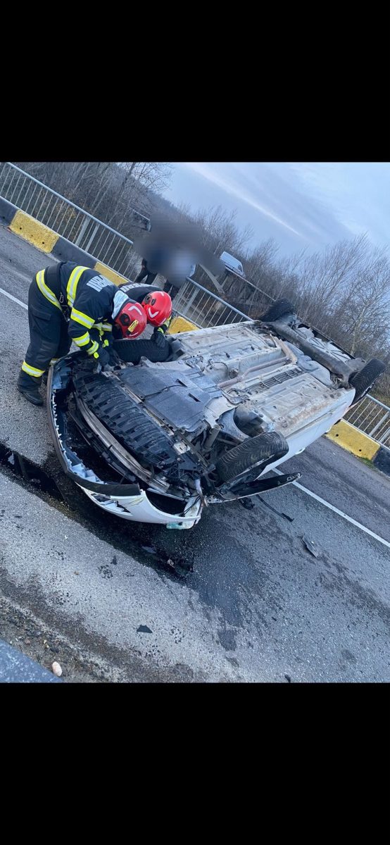 Autoturism rasturnat a blocat circulatia la Lunca Corbului