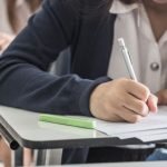 Bani de la Guvern pentru elevii de nota 10