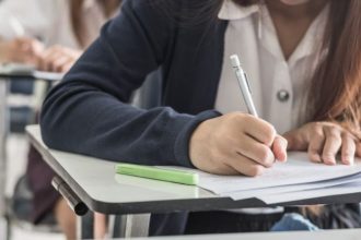 Bani de la Guvern pentru elevii de nota 10