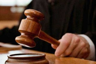 Barbat condamnat la daune morale de 50000 lei pentru injuraturi pe Facebook