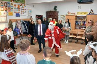 Bucurie la Oarja Cadouri pentru copiidindin comuna