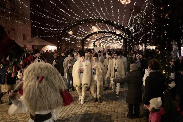 Colindatori la parada in Pitestii Spectacol in Piata