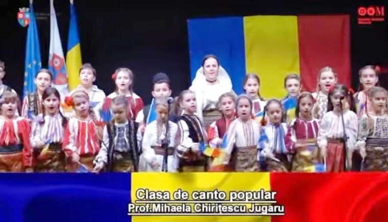 Copiii de la Centrul Cultural Mioveni in costume populare de Ziua Nationala