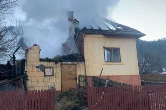 Doua familii au ramas fara adapost de sarbatori