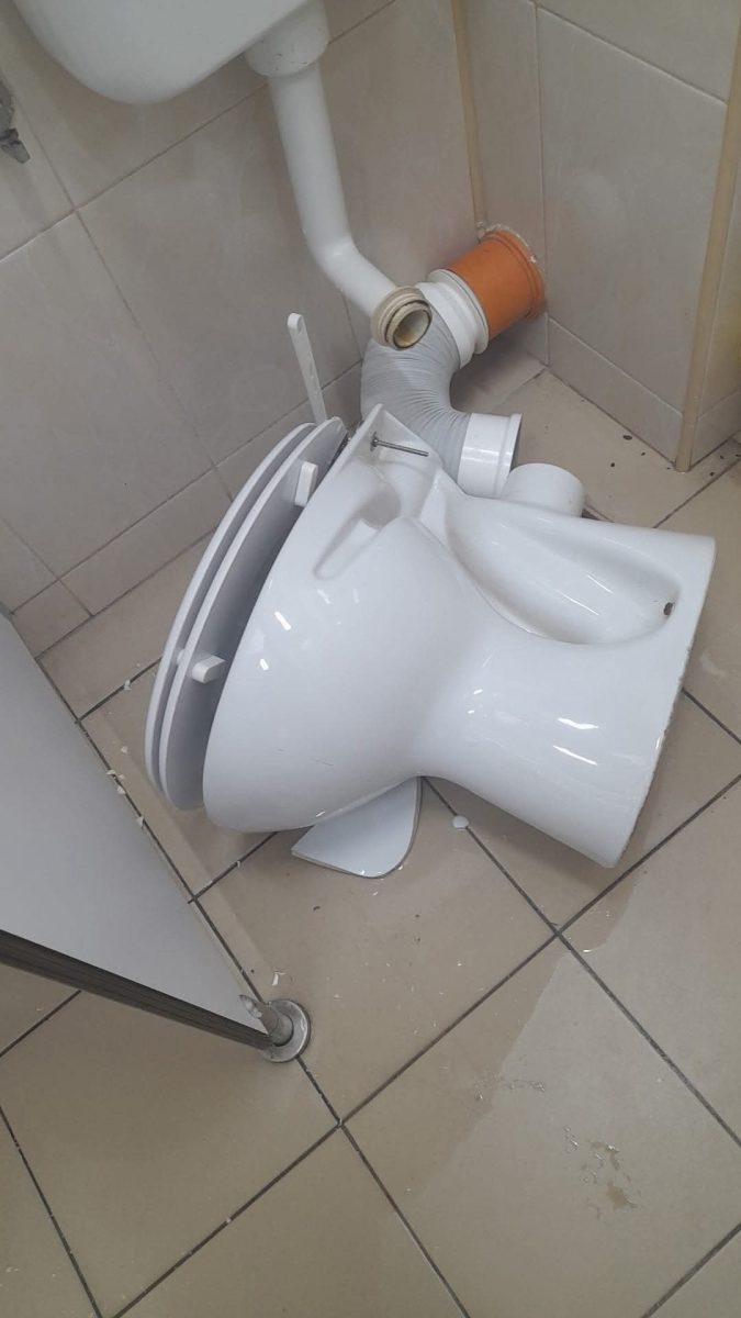 Elevii au distrus toaleta Filarmonicii Pitesti