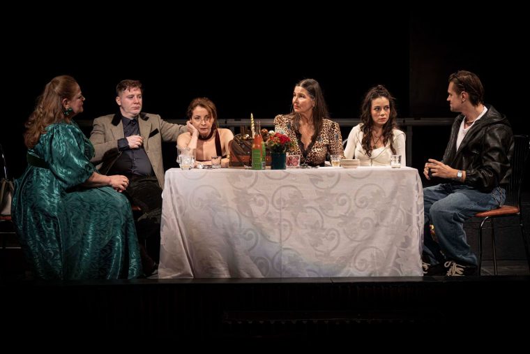 Fracturi duminica la teatrul din Pitesti