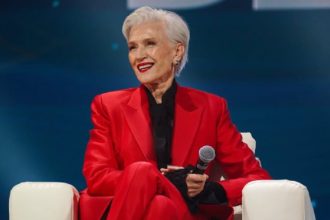 Mama lui Elon Musk fericita la Targul de Craciun