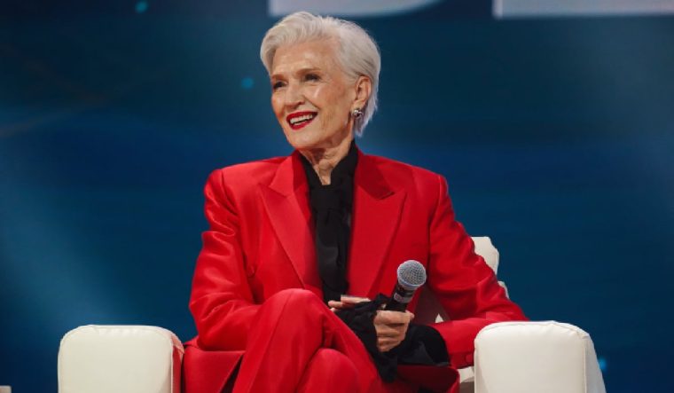 Mama lui Elon Musk fericita la Targul de Craciun