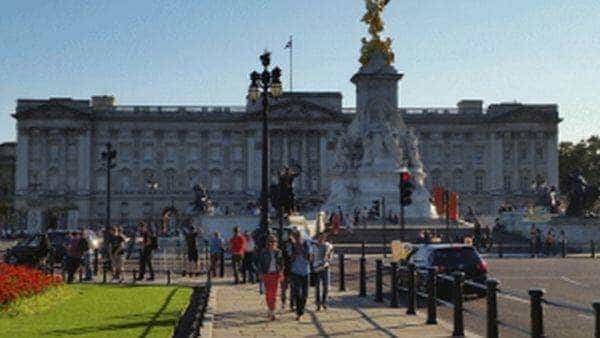 Patru persoane arestate pentru vandalizarea vitrinei din Turnul Londrei