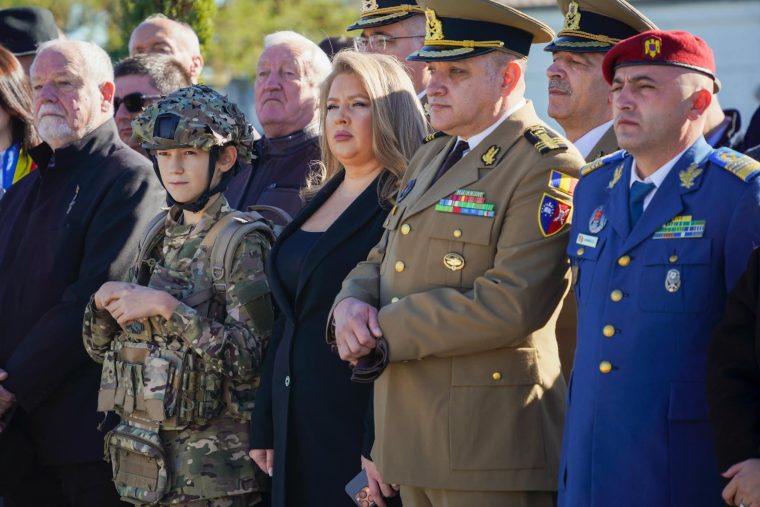 Piteshti Defilare si exercitiu militar in Piata Milea