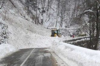 Politia a intervenit Au intrat cu masina pe un sector inchis de Transfagarasan