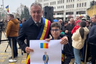 Primarul Pitestiului suprins de un copil la parada