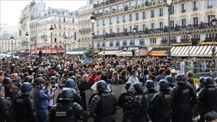 Proteste masive in Franta Scoi si trenuri blocate