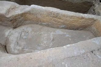 Sarcofagul lui Mircea cel Batran redeschis dupa un secol