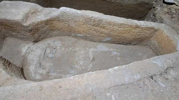 Sarcofagul lui Mircea cel Batran redeschis dupa un secol