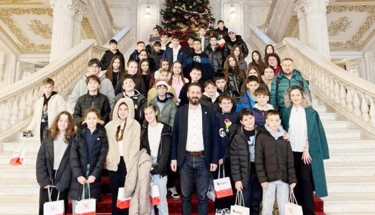 Senatorul Mihai Cotet vizitat de elevi din Pitesti