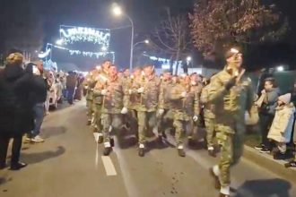 Soldatii au defilat cu torte in Curtea de Arges