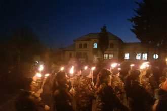 Soldatii vor defila cu tore la Curtea de Arges