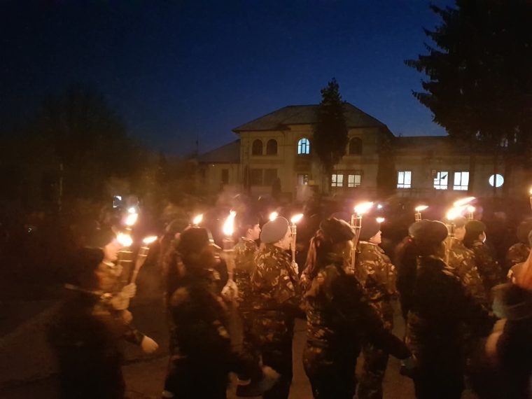 Soldatii vor defila cu tore la Curtea de Arges