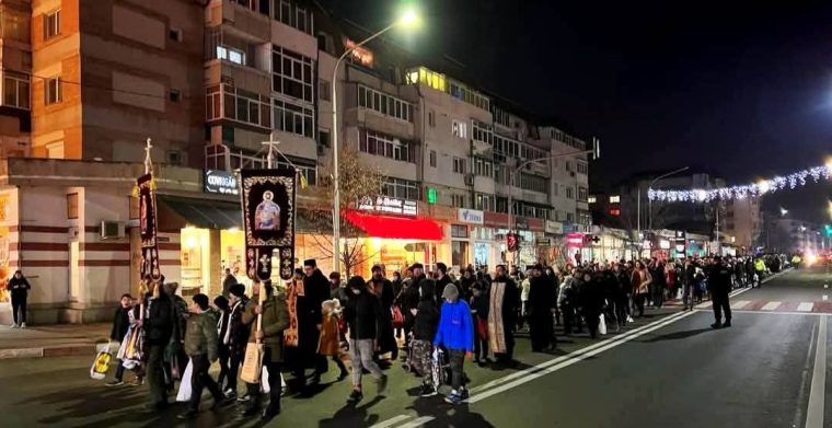 Traditia se mentine la Mioveni cu colindatori