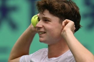 Un tanar tenisman roman locul 5 mondial va schimba tara