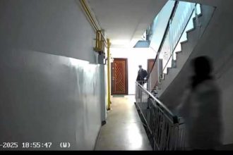 Usile unui bloc distruse de colindatori suparati