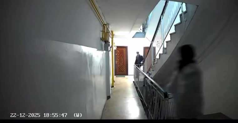 Usile unui bloc distruse de colindatori suparati