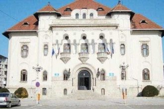 doi candidati pentru functia de arhitect la campulung