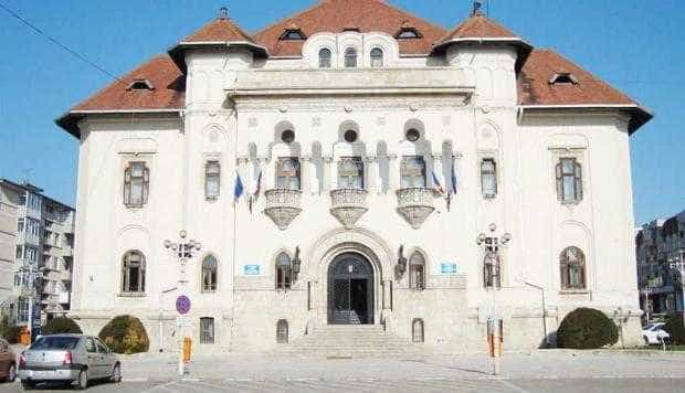 doi candidati pentru functia de arhitect la campulung