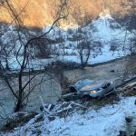 A ajuns cu masina in rau