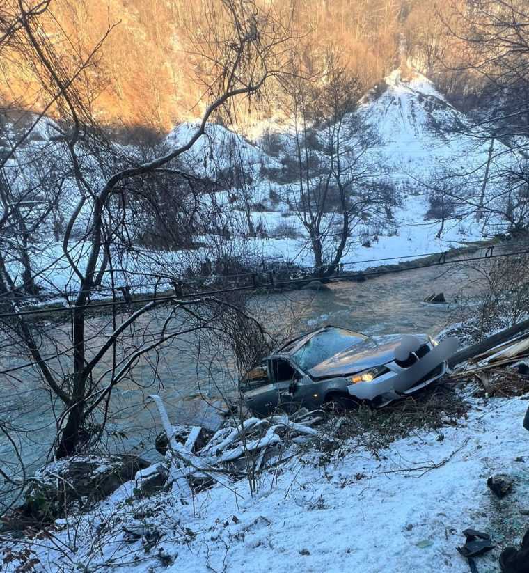 A ajuns cu masina in rau