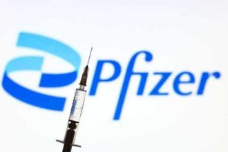 A inceput procesul prin care Pfizer solicita Romaniei peste o jumatate de miliard de euro pentru vaccinurile anti COVID