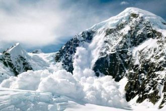 ANM avertizeaza risc de avalanse in Fagaras si Bucegi Vrful Omu sub 15 metri de zapada