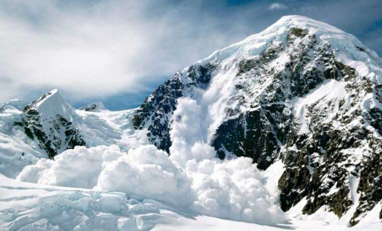 ANM avertizeaza risc de avalanse in Fagaras si Bucegi Vrful Omu sub 15 metri de zapada